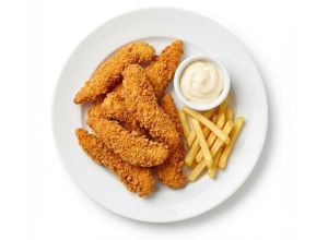 Plato de pollo empanizado con papas fritas y un recipiente de mayonesa